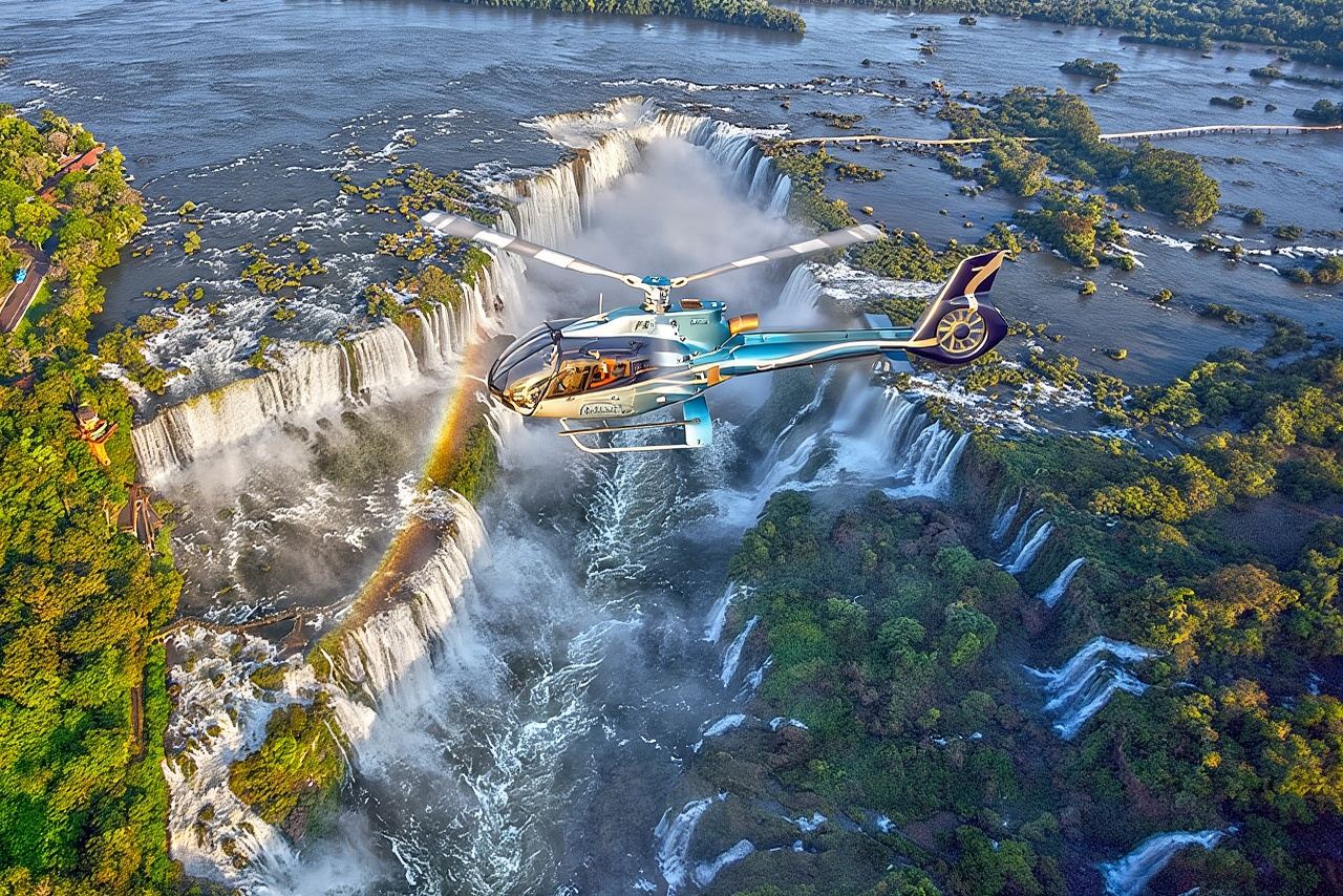 Панорамный полет на вертолете над водопадами Игуасу.