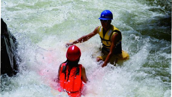 ทัวร์ส่วนตัว 1 วันพร้อมไกด์ซานย่า: ล่องแก่ง Wuzhishan + ผจญภัยกลางแจ้ง