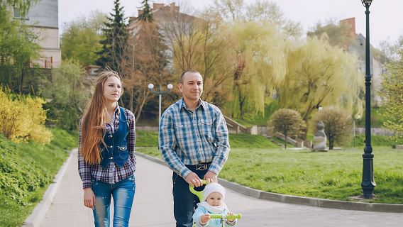 Family walking tour in Manchester with a guide