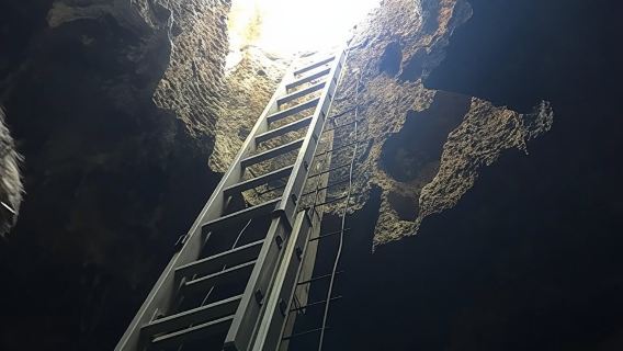 Tur Gua dengan Pemandu Lokal