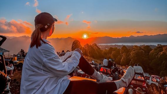 Private Jeep-Tour zum Sonnenaufgang am Mount Batur & Abenteuer in der schwarzen Lava & Frühstück