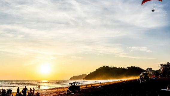 Jaco ; Volo magico in parapendio al tramonto-