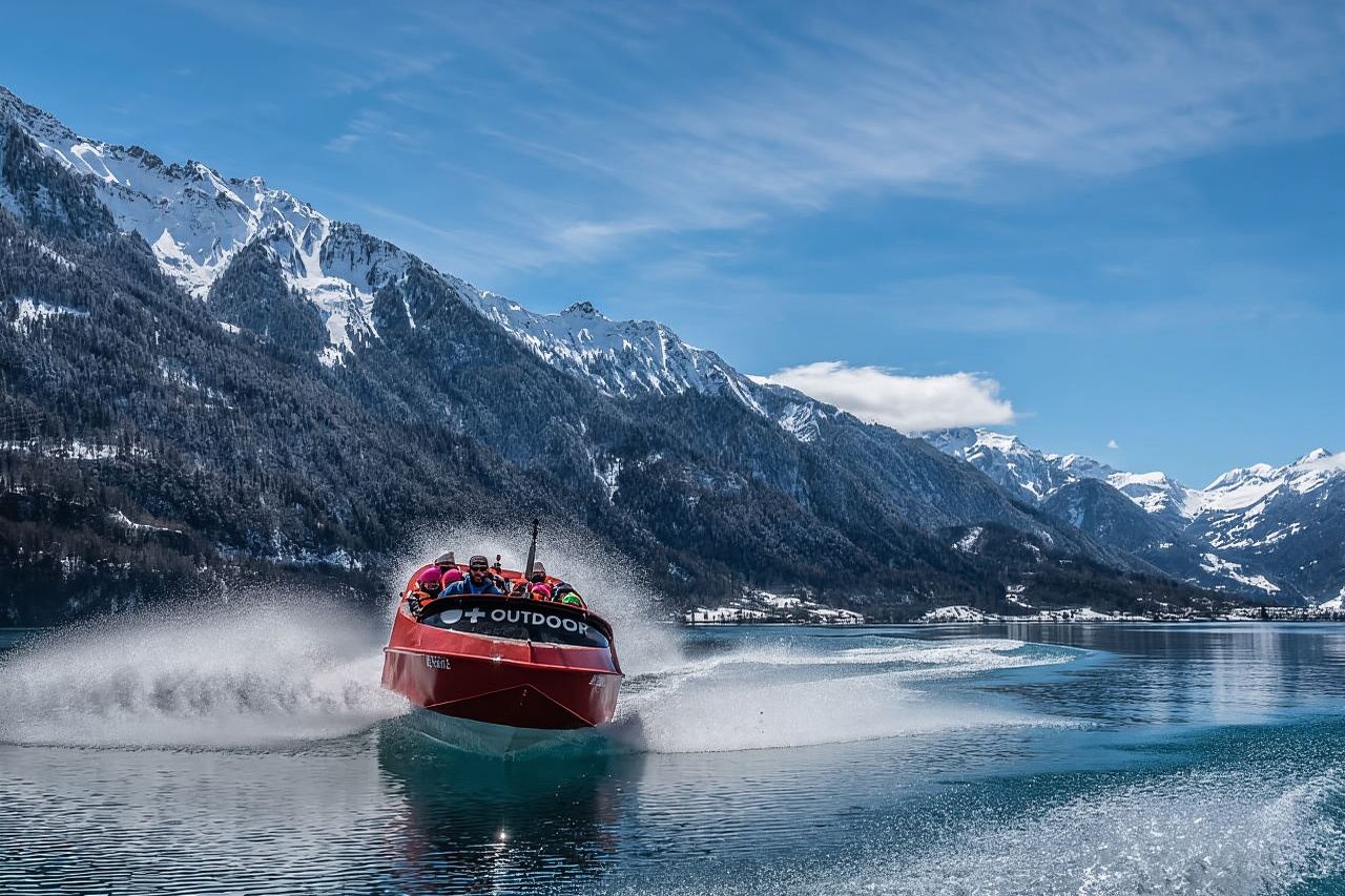 Interlaken: Naik Jetboat Musim Dingin di Danau Brienz