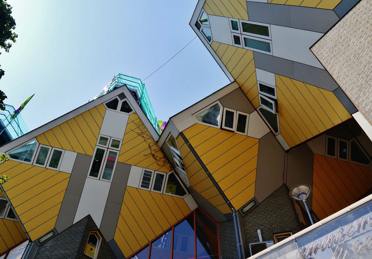 Delft Blue Pottery Factory + Erasmusbrug + Kijk-Kubus Museum-house Day Tour