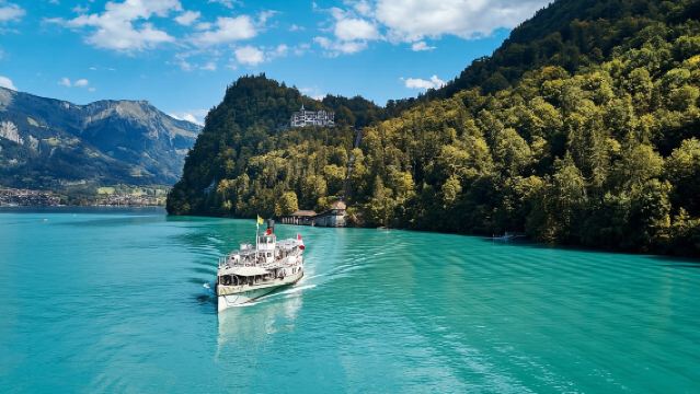 ประสบการณ์การล่องเรือที่ทะเลสาบทูนหรือทะเลสาบบริเอ็นซ์ในสวิตเซอร์แลนด์