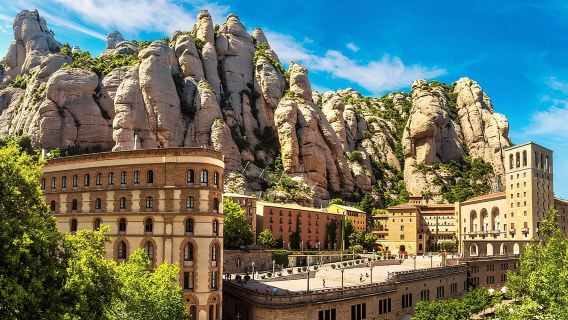 Tour privado por Montserrat, visita a una bodega orgánica y almuerzo típico local