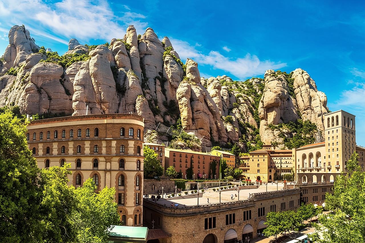 Private Montserrat Tour, Wine Taste & Local Lunch from Barcelona