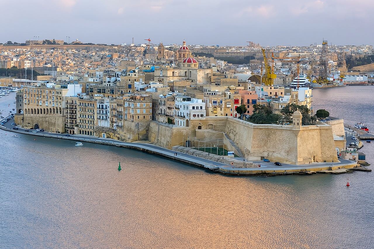 Navega por los puertos y calas de Malta desde Sliema.