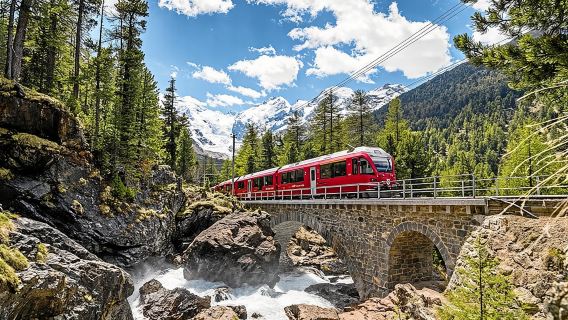 Tour del Trenino Rosso del Bernina nelle Alpi Svizzere e St. Moritz da Milano