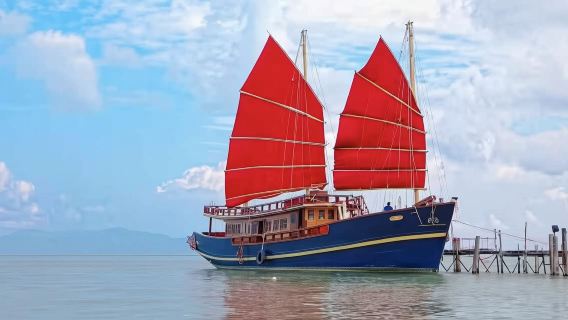 เกาะสมุยหมู่เกาะอ่างทอง: ท่องเที่ยวด้วยเรือใบสีแดงสไตล์วินเทจ