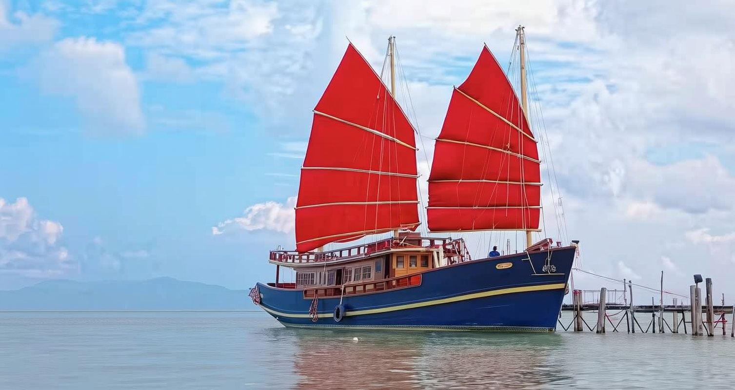 เกาะสมุยหมู่เกาะอ่างทอง: ท่องเที่ยวด้วยเรือใบสีแดงสไตล์วินเทจ