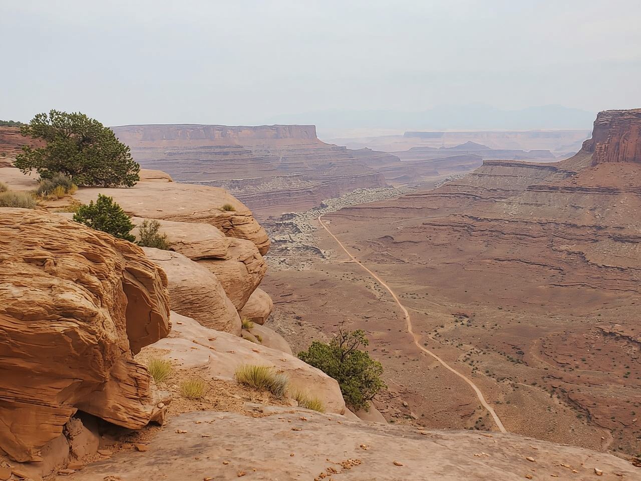 ทัวร์รถขับเคลื่อนสี่ล้อ 4x4 บนเกาะ Canyonlands ยามเช้าบนท้องฟ้า