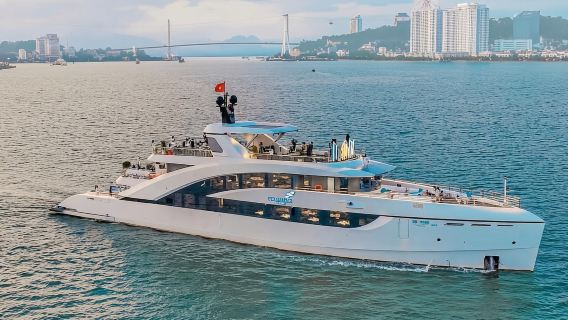 Spettacolo al tramonto, cena e armonia sullo yacht Halong Saquila