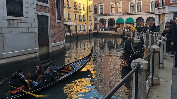 Tour a piedi con giro in barca a motore facoltativo