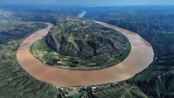 Shaanxi Yan'an Yellow River Qiankun Bay + Zaoyuan Revolutionary Site + Baota Mountain Private Charter Day Tour with English Service