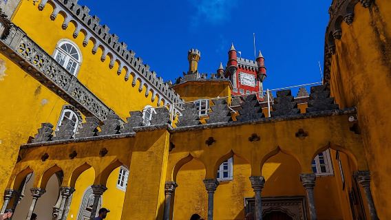 Excursión de un día desde Lisboa a Sintra, el Palacio da Pena y Cascais con cata de vinos