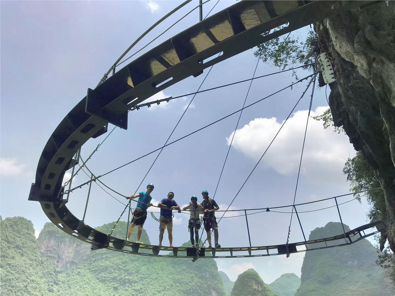 [Yangshuo Outdoor Climbing/Via Ferrata] Guangxi Guilin Yangshuo Outdoor Sports Experience/Jinmao Mountain Climbing/Via Ferrata Climbing and Zipline (Includes Full Equipment + Coach)