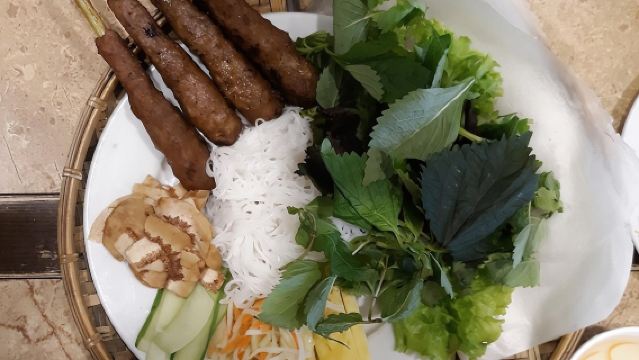 本物のフードファイトが案内するハノイのストリートフードツアー（少人数グループ）