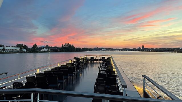 Prestige Commented Cruise glass of wine and Canelé in Bordeaux
