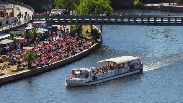 Berlin: 1-hr Boat Tour with Bilingual Live Guide (DE/EN)