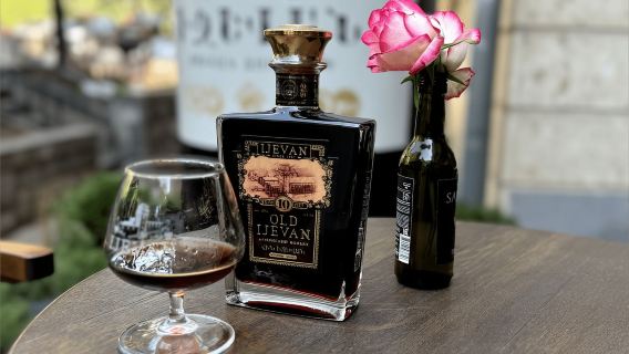 Walking City Tour in Yerevan with 10 yo Brandy & 5 Wines