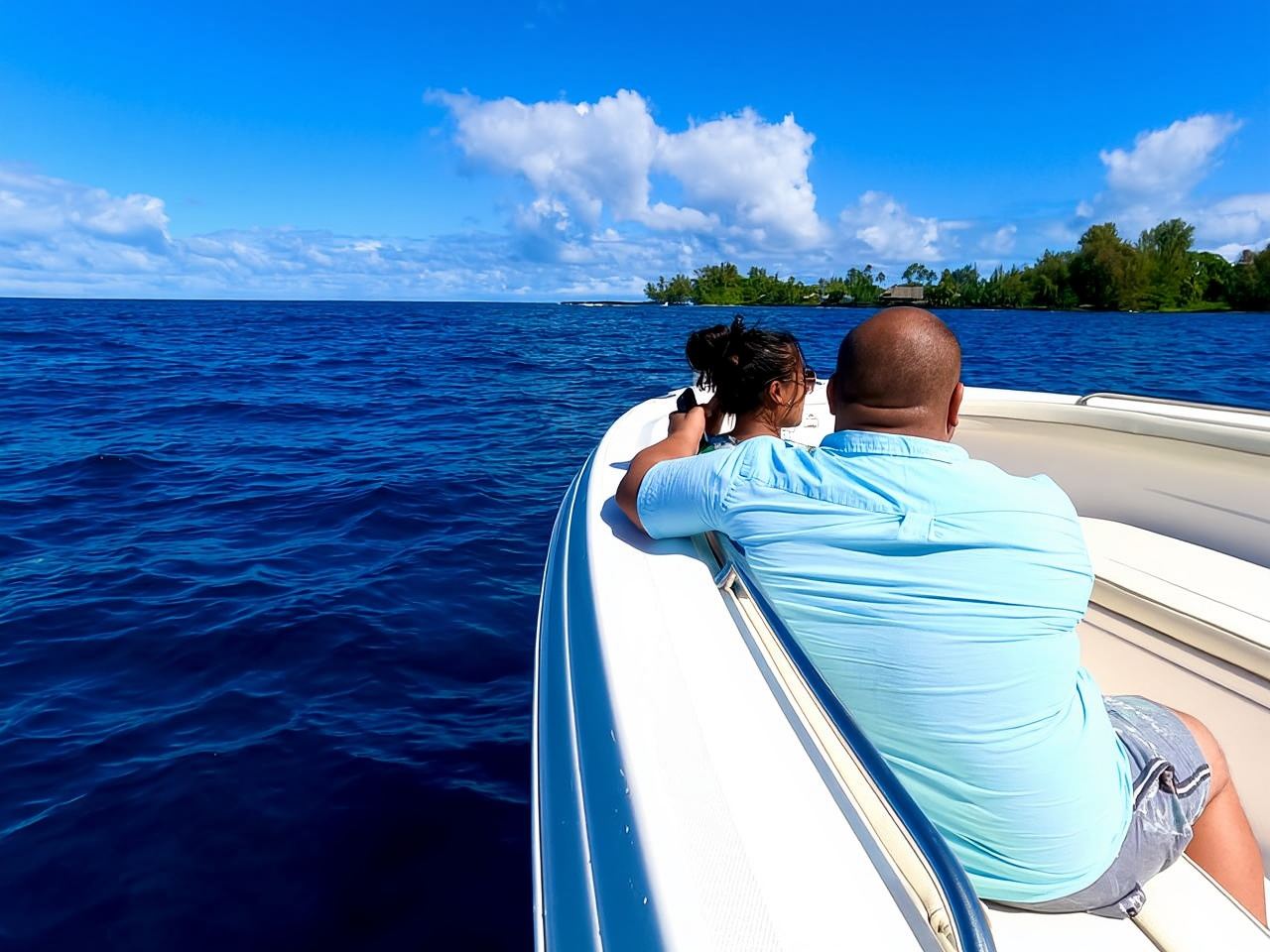 Hilo: Humpback Whale-Watching Cruise with Snacks and Drinks