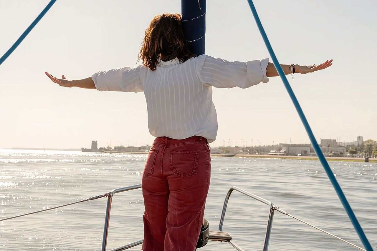 ทัวร์ล่องเรือใบในลิสบอน พร้อมเครื่องดื่ม|เช้าและยามพระอาทิตย์ตก