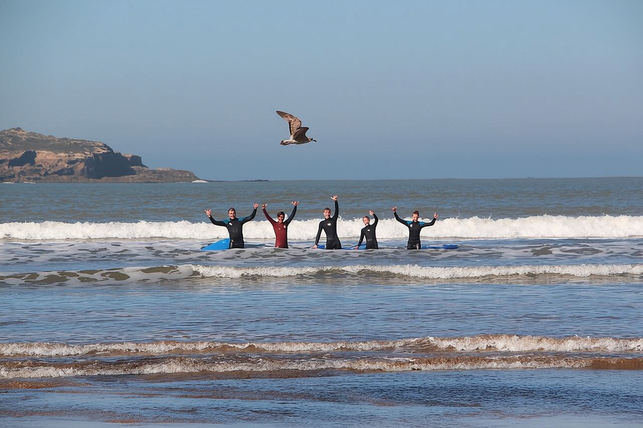 Lezione di surf con un surfista locale a Essaouira, Marocco