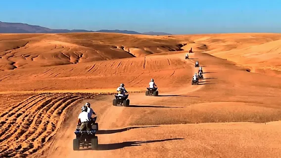 Cena con espectáculo en el desierto de Marrakech y paseo en quad al atardecer