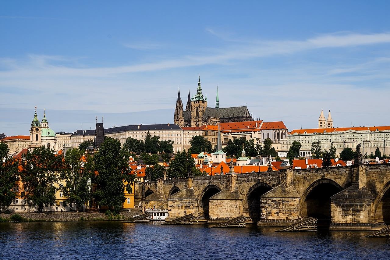 Classic Prague Castle Tour, Strahov Monastery & Castle District