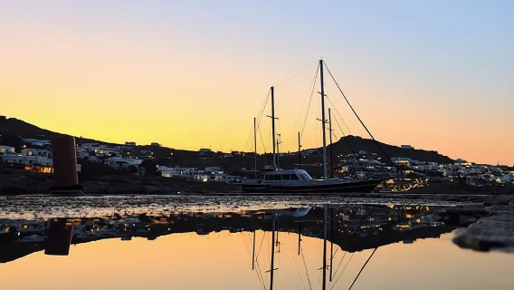 Mykonos: Pelayaran Pesisir Selatan – Makan Siang, Minuman, Berenang & Matahari Terbenam