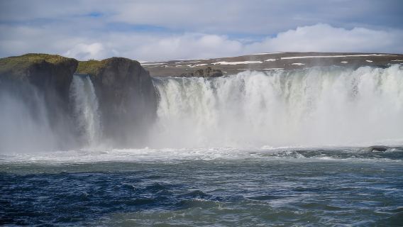 Hafen von Akureyri: Tagesausflug zum Mývatn-See und zum Goðafoss-Wasserfall
