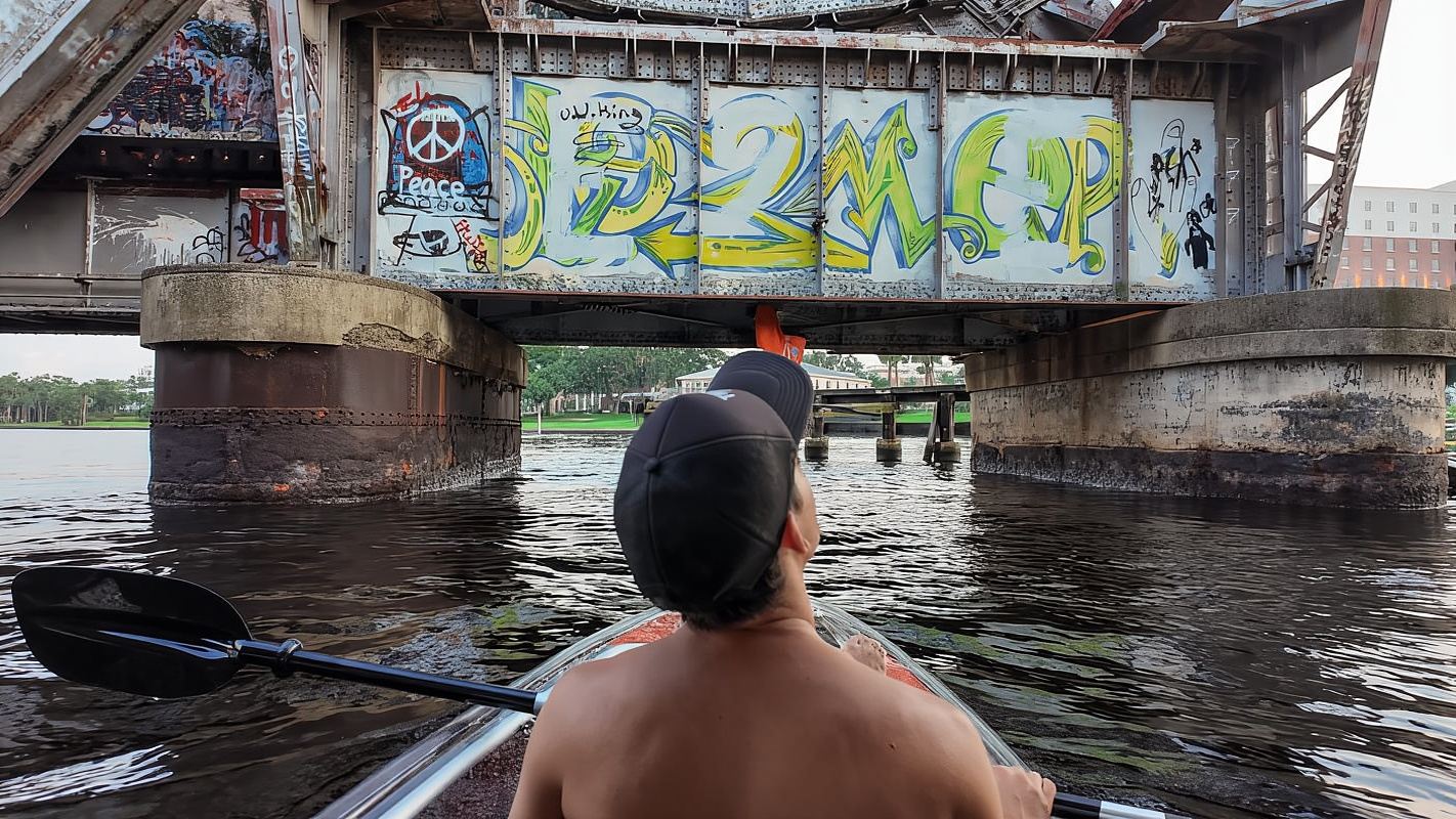 Tampa: tour notturno in kayak con acque limpide e luminose