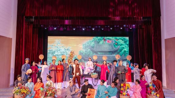 Đà Nẵng: Trình Diễn Áo Dài Truyền Thống quốc tịch Việt Nam Sang Trọng