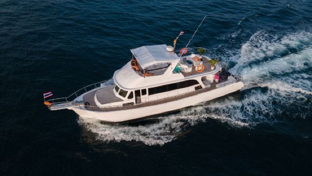 【泰國普吉島遊艇包船出海】 普吉島出海玩樂55尺賽娜號泰式遊艇包船出海海釣+享水果飲料與海上滑梯樂趣