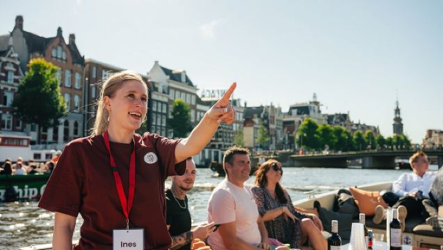 Amsterdam: Deutsche Grachtenfahrt mit unbegrenzten Getränken