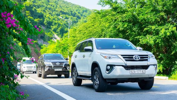 Auto privata da Hoi An a Hue con autista che parla inglese