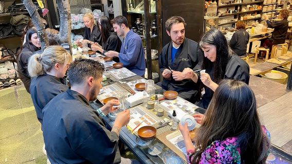 ประสบการณ์ Kintsugi: ศิลปะการเข้าไม้สีทองในโตเกียว