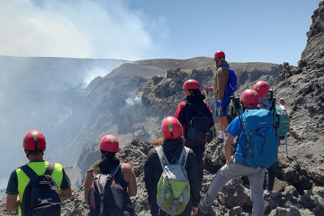 Vulcano Etna: escursione guidata alla vetta del versante sud