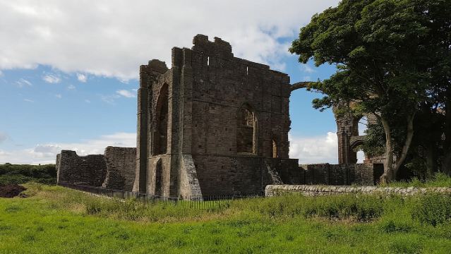 Edinburgh: Pulau Suci, Kastil Alnwick & Kerajaan Northumbria