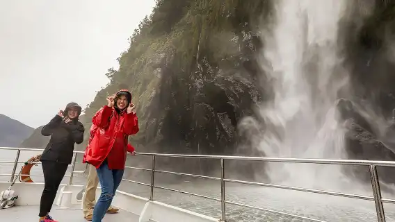 Milford Sound Coach & Cruise from Queenstown: Panoramic Views