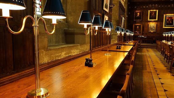 Chuyến tham quan đi bộ đến các địa điểm quay phim Harry Potter tại Oxford do cựu sinh viên tổ chức
