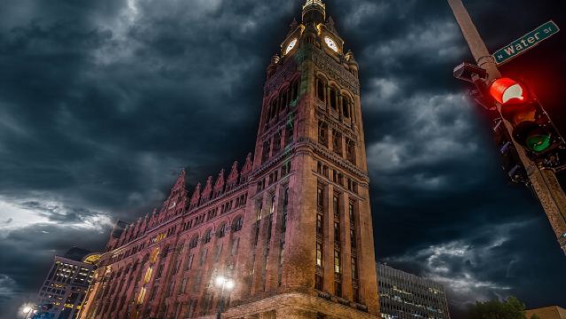 Tours de fantasmas Milwaukee Morbid Mirrorlight