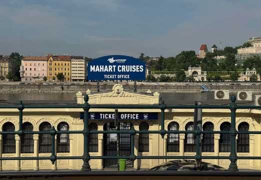 Budapest: By Night Sightseeing Cruise with Welcome Drink