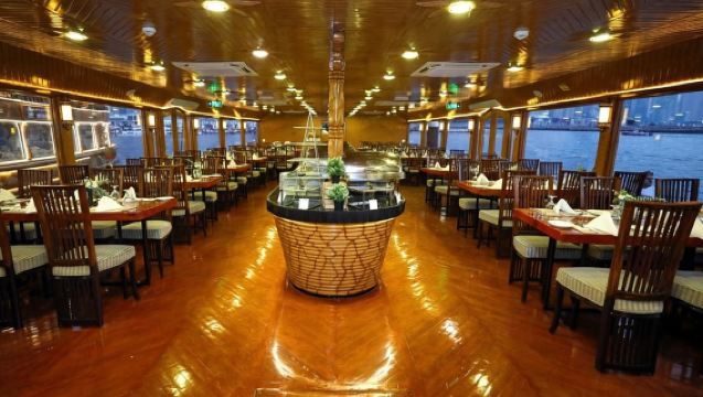 Dubai: Marina Dinner Cruise with Tanoura Dance Show