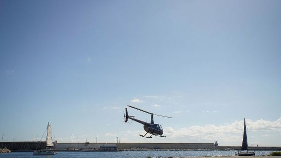 ประสบการณ์เฮลิคอปเตอร์ชมวิวบาร์เซโลนาและเรือใบ (เฮลิคอปเตอร์ + เรือใบ)