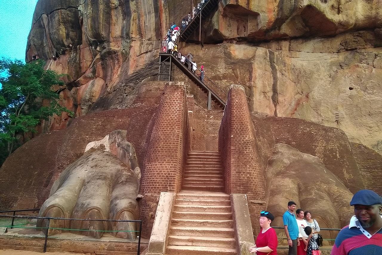 Tour privato di un giorno all-inclusive a Sigiriya, Dambulla e tour dei villaggi tradizionali