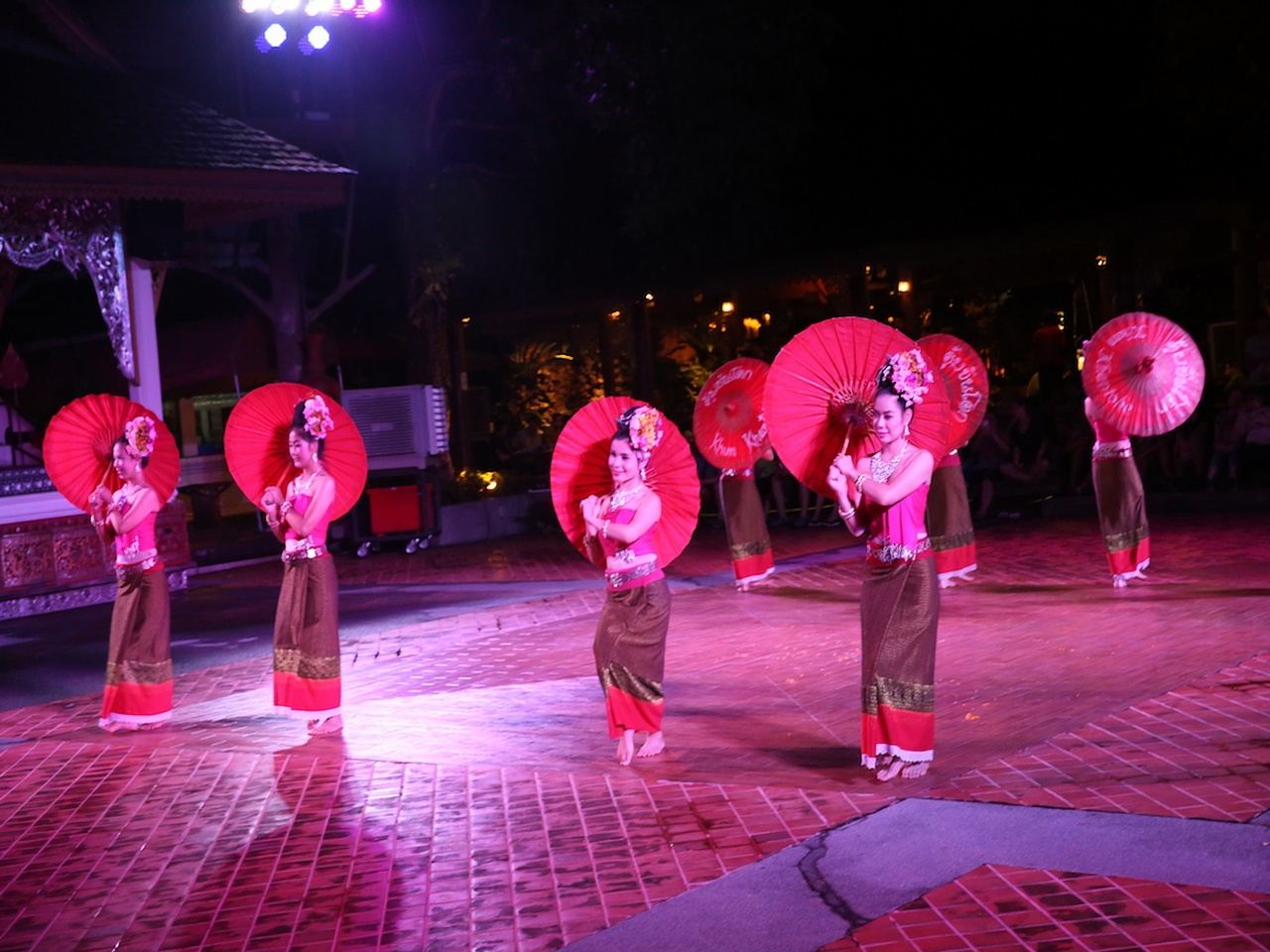 清邁當地美食【清邁康托克帝王餐+泰北風情表演+含接送】清邁西雙版納帝王餐