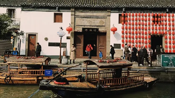 Halbtagesausflug von Shanghai zur Altstadt Zhujiajiao: Erleben Sie das "Venedig des Ostens" - ein traditionelles chinesisches Wasserdorf