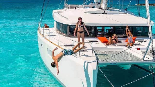 三亞遊艇出海【家庭出遊】藍高豪華雙體遊艇出海自駕體驗+浮潛海釣+水果飲料+海上玩具超大空間平穩舒適